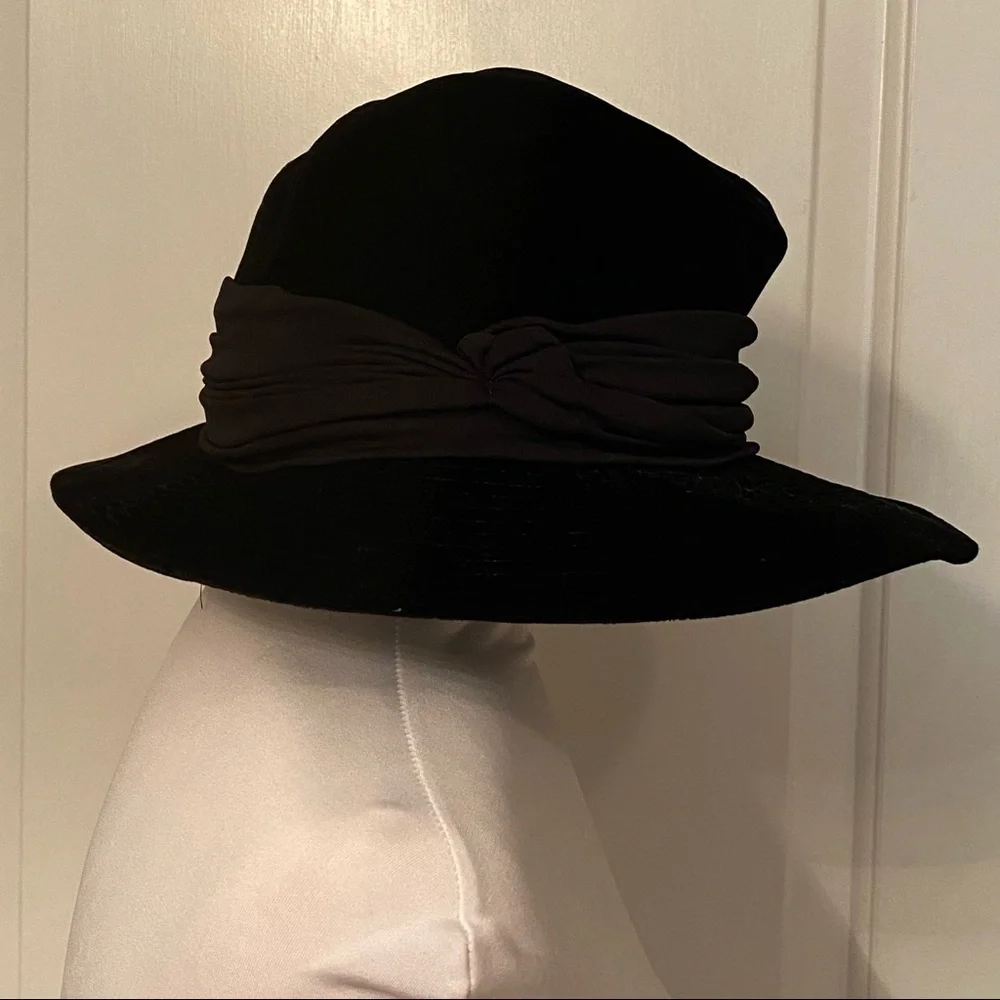 BAMBERGER’S NEW JERSEY HAT VINTAGE BLACK VELVET CLOCHE RIBBON ASYMMETRICAL BRIM